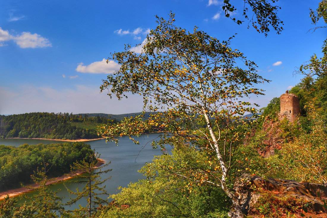 Widok na ruiny zamku Oheb i zbiornik Seč w Górach Żelaznych