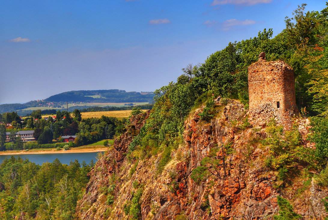 Widok na ruiny zamku Oheb w Górach Żelaznych