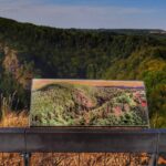 Panorama podziwiana z wieży widokowej Milada na ruinach zamku Lichnice, tablica z opisem szczytów