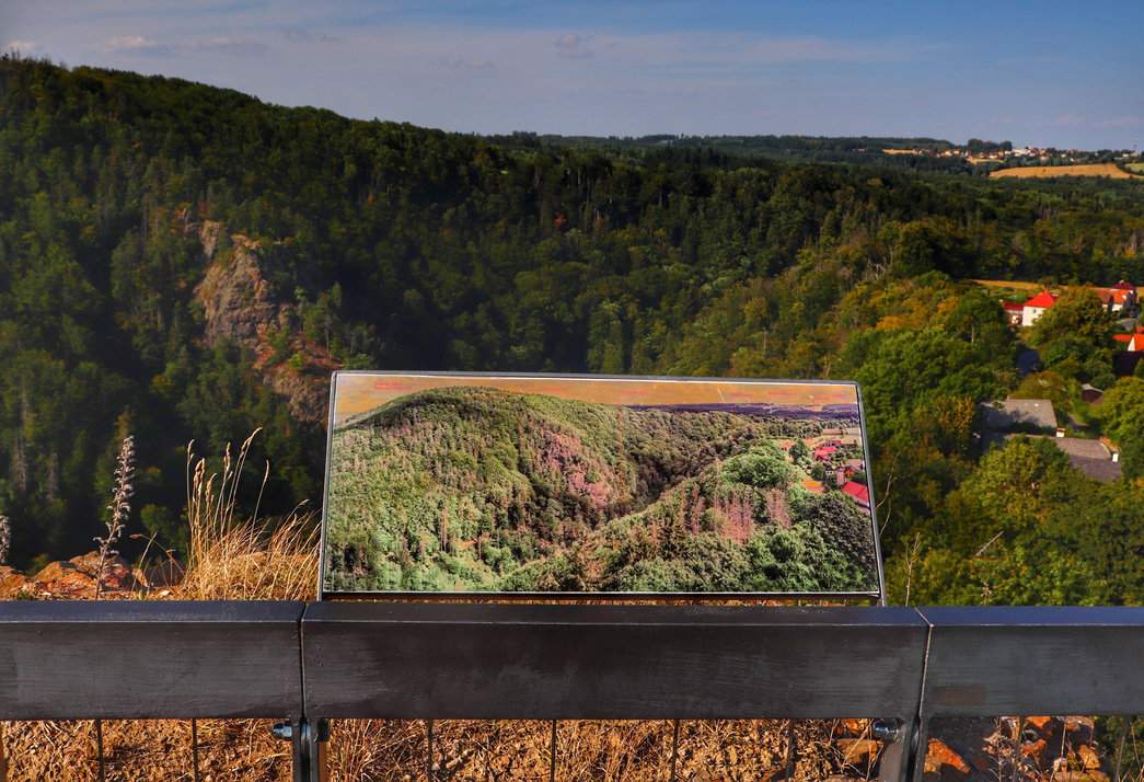 Panorama podziwiana z wieży widokowej Milada na ruinach zamku Lichnice, tablica z opisem szczytów
