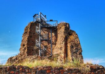 Zamek Lichnice (ruiny) i wieża widokowa Milada w Górach Żelaznych