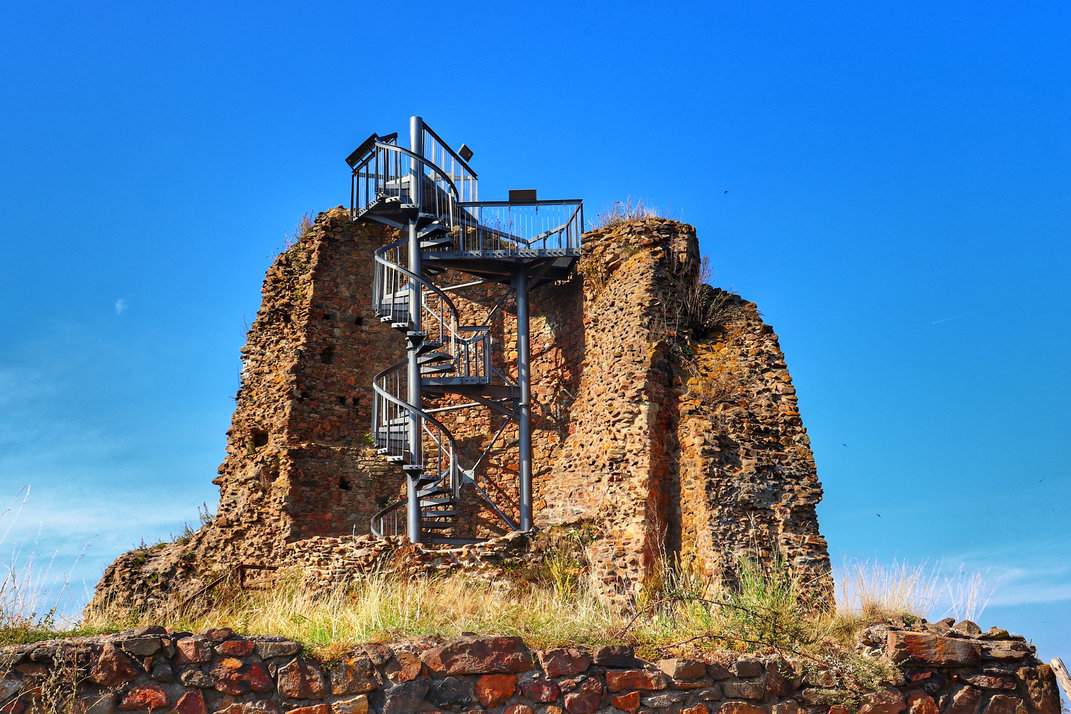 Wieża widokowa Milada (Rozhledna Milada) - ruiny zamku Lichnice, niebieskie niebo