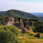 Widok na ruiny zamku Lichnice z wieży widokowej Milada, Góry Żelazne w Czechach