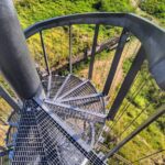 Wieża widokowa Milada, kręte, stalowe schody - ruiny zamku Lichnice