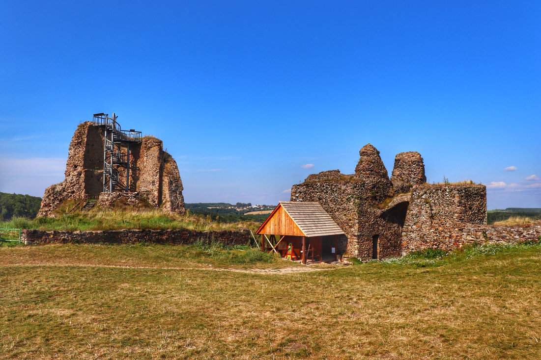 Wieża widokowa Milada - ruiny zamku Lichnice w Górach Żelaznych, Czechy