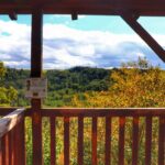 Widok z wieży widokowej Vikštejn, jesienne drzewa, tablica informacyjna o wieży z suchą pieczątką szlaku Silesianka