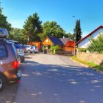 Zamek Lichnice parking we wsi Podhradí, Czechy