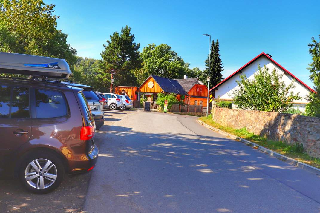 Zamek Lichnice parking we wsi Podhradí, Czechy