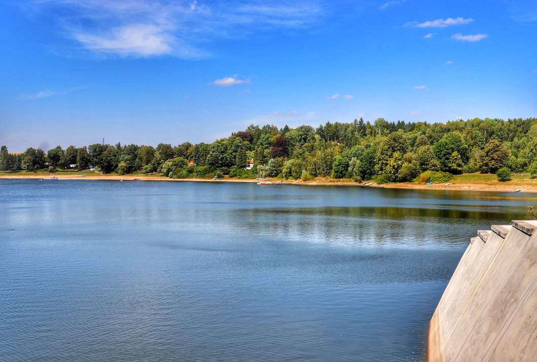 Widok na zbiornik Seč w Czechach pod błękitnym niebem