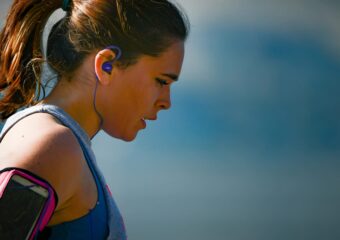 Jak wybrać słuchawki do biegania, które nie będą przeszkadzać w treningu?
