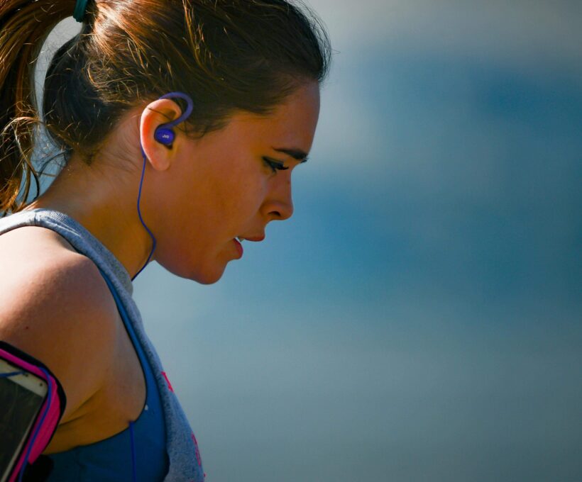 Jak wybrać słuchawki do biegania, które nie będą przeszkadzać w treningu?