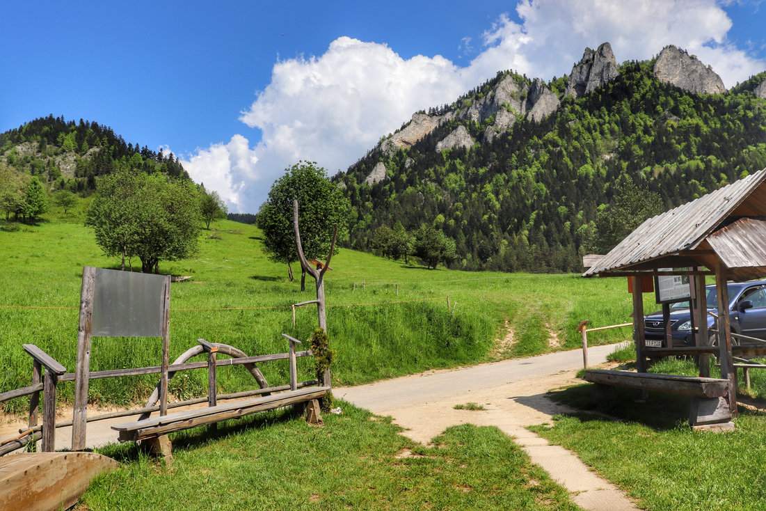 Widok na Trzy Korony z okolic bacówki przy schronisku