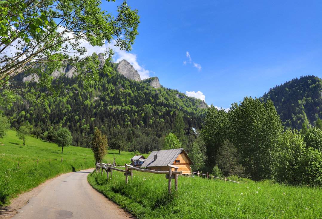 Bacówka na szlaku na Trzy Korony - Sromowce Niżne, piękny letni dzień