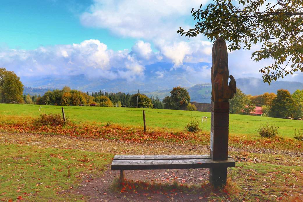 Szczyt Cieślar w Beskidzie Śląskim, beskidzka ławeczka, jesień