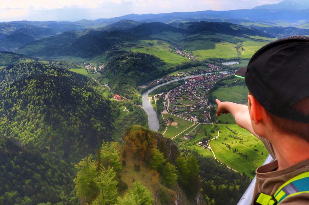 Dziecko na Trzech Koronach w Pieninach, podziwiające zapierający dech w piersiach widok roztaczający się ze szczytu