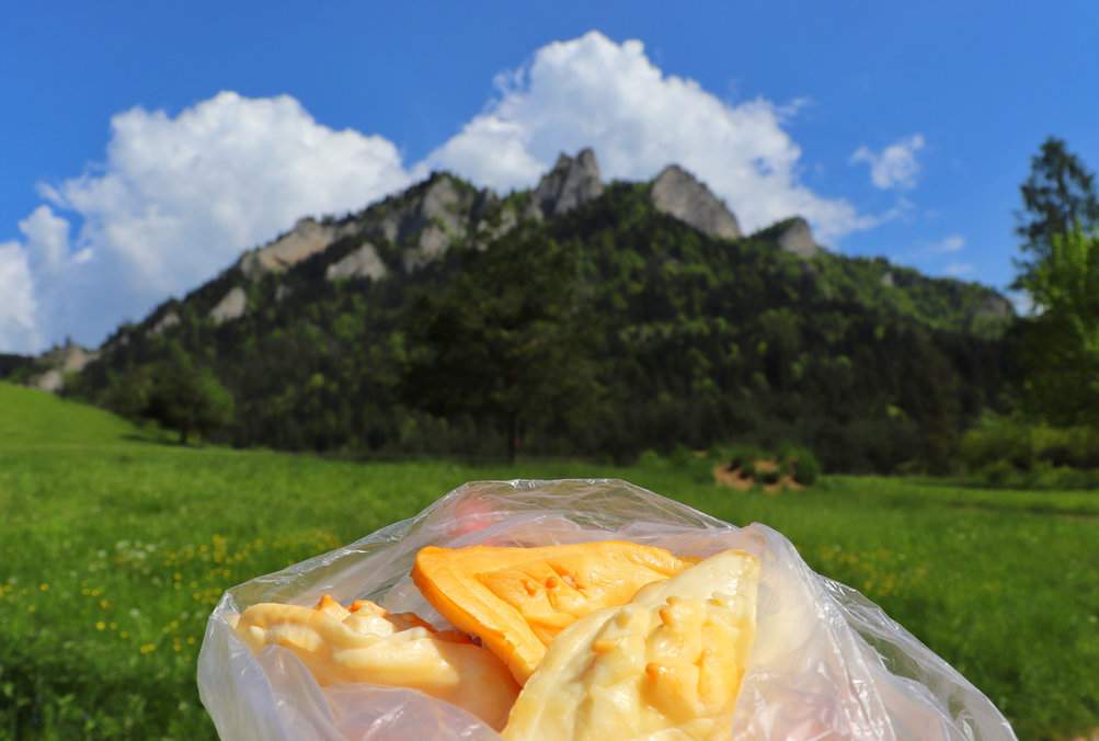 Góralskie serki, w tle szczyt Trzy Korony w Pieninach, letnia zieleń