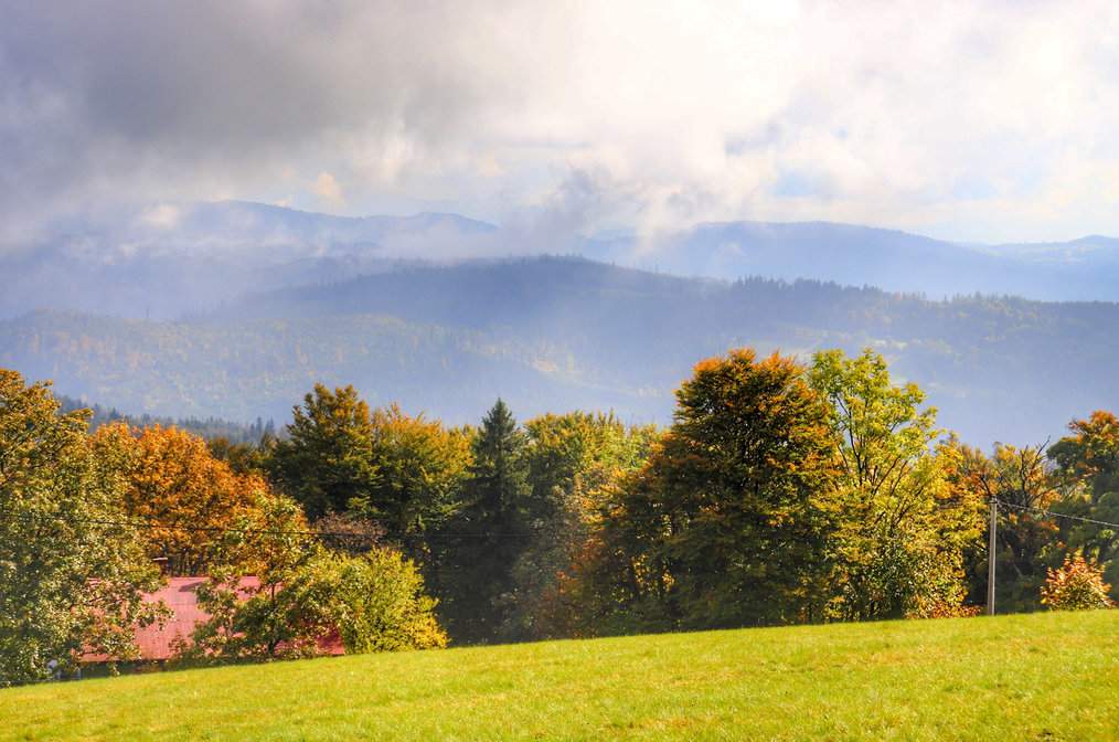Jesienny poranek na szczycie Cieślar w Beskidach, poranne mgły, krajobraz górski 