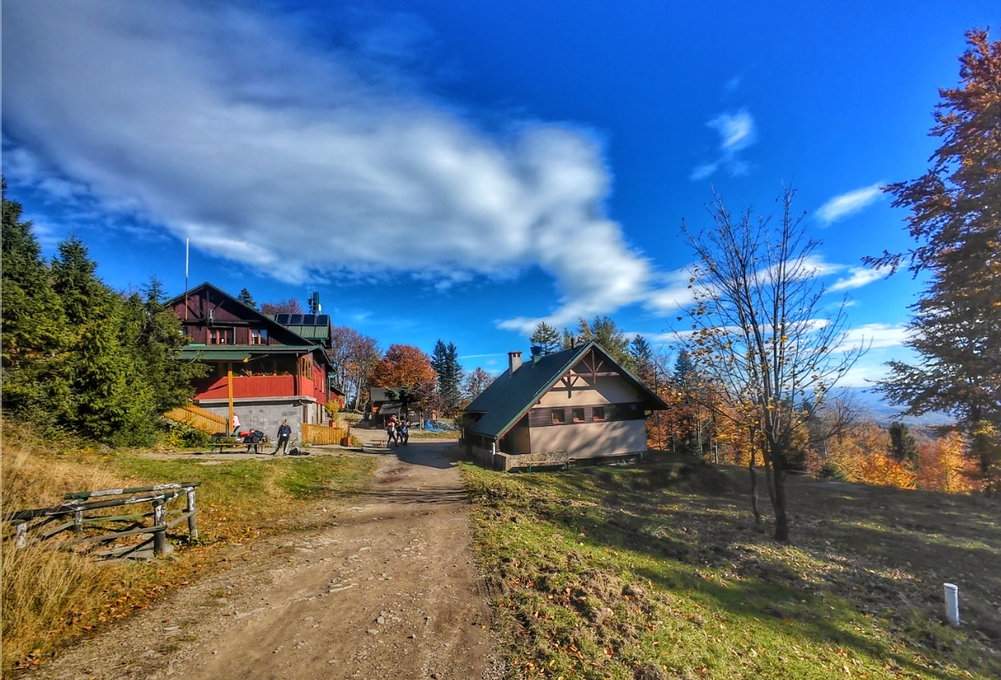 Szeroka droga prowadząca do budynku Schroniska na Leskowcu w piękne, jesienne przedpołudnie