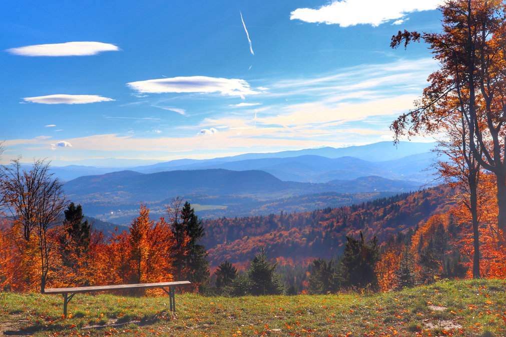 Jesienny widok rozpościerający się okolic Schroniska na Leskowcu w Beskidzie Małym