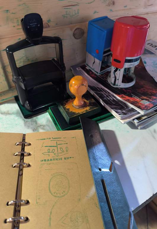 Schronisko na Leskowcu w Beskidzie Małym - pieczątki, notes