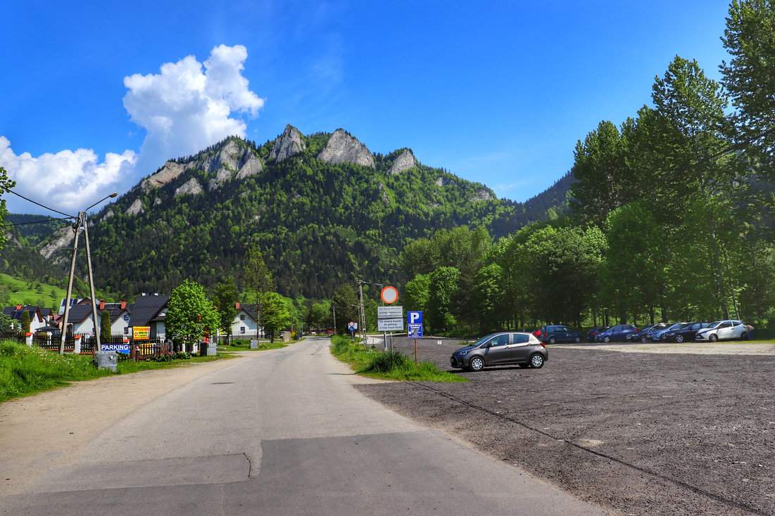 Parking w Sromowcach Niżnych z widokiem na szczyt Trzy Korony w Pieninach