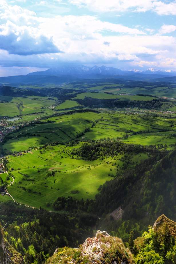 Widok na Tatry - Trzy Korony w Pieninach, zachmurzone niebo