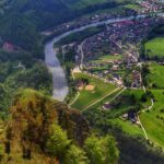 Widok ze szczytu Trzy Korony w Pieninach - wiosenna zieleń nadaje krajobrazowi świeżości i lekkości