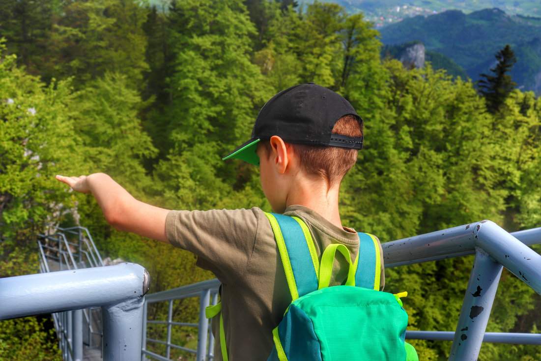 Dziecko na platformie widokowej na Trzech Koronach, Pieniny