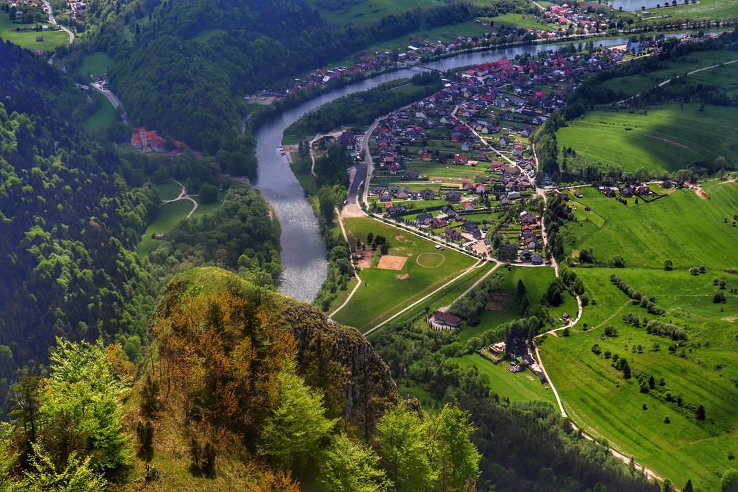 Widok ze szczytu Trzy Korony w Pieninach - wiosenna zieleń nadaje krajobrazowi świeżości i lekkości