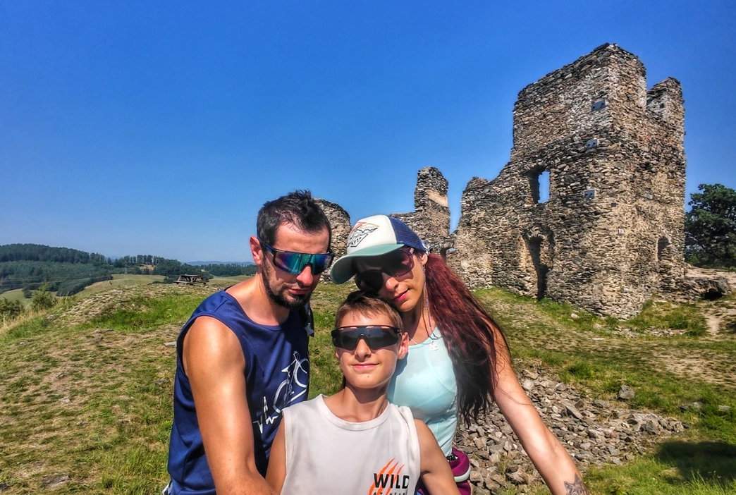 Rodzina na tle ruin zamku Brníčko na Północnych Morawach w Czechach, w letni, słoneczny dzień