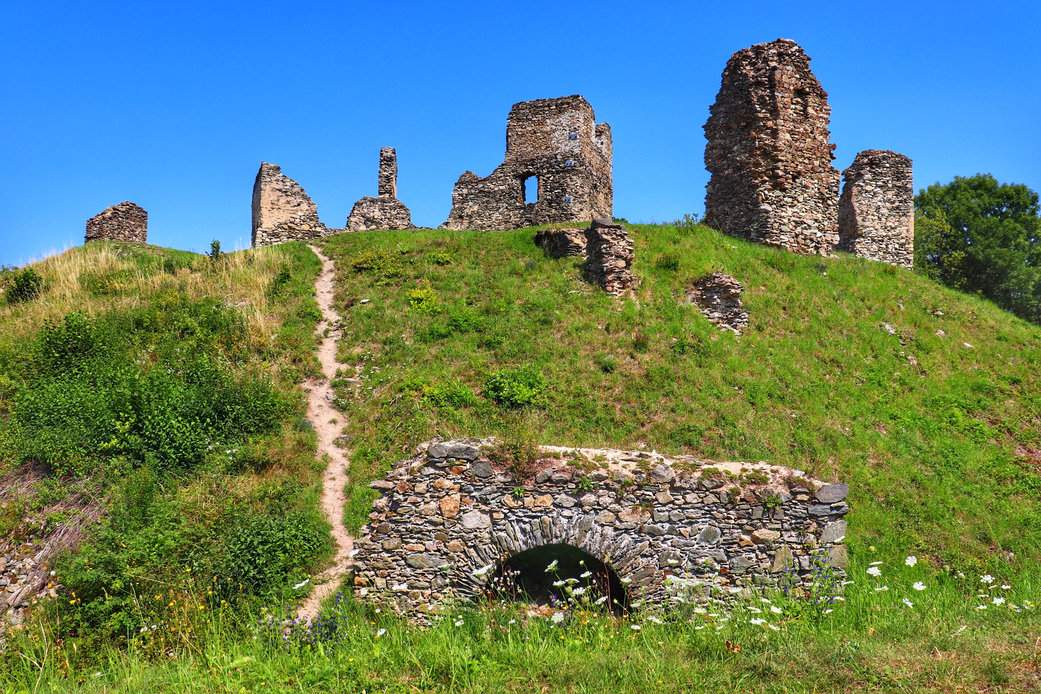 Ruiny zamku Brníčko, Czechy, lato