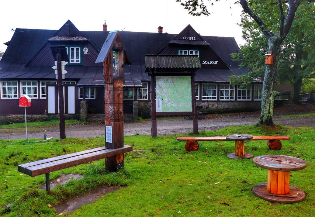 Schronisko na Soszowie, beskidzka ławeczka na Soszowie, Beskid Śląski 