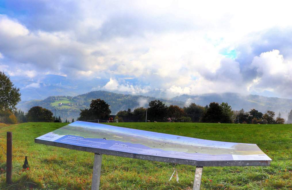 Tablica z opisem panoramy na szczycie Cieślar w Beskidzie Śląskim, otoczona porannymi mgłami, tworzyła niesamowity, tajemniczy klimat