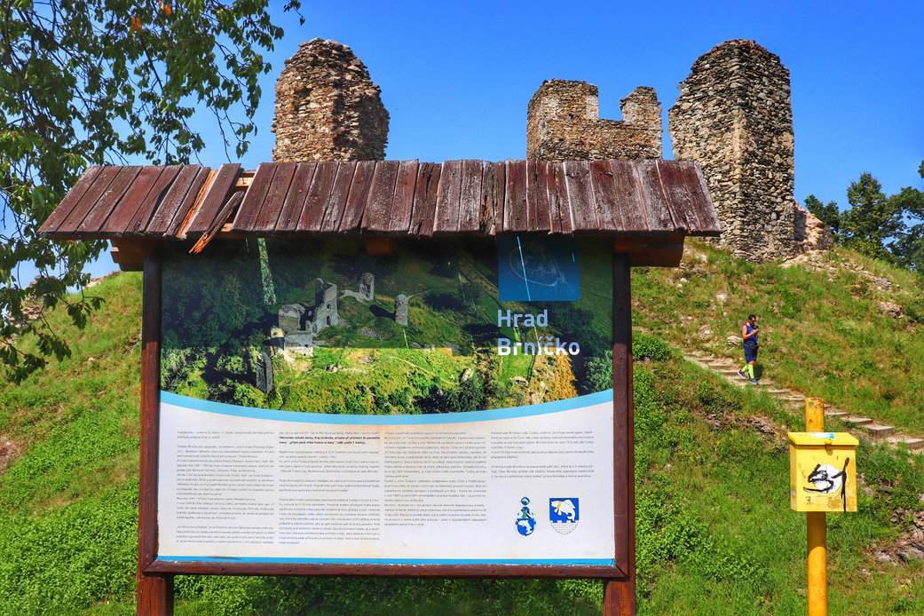 Tablica informacyjna przy ruinach zamku Brníčko w Czechach