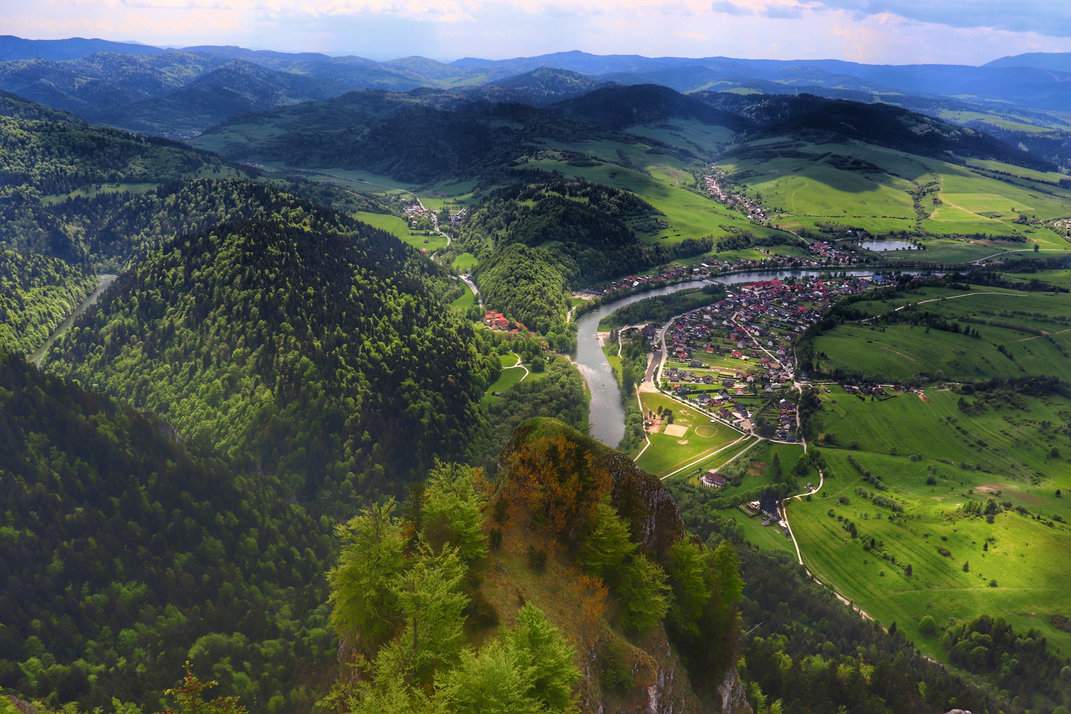 Widok z Trzech Koron na panoramę Pienin, trudno oderwać wzrok od potęgi gór i piękna ich skalnych kształtów