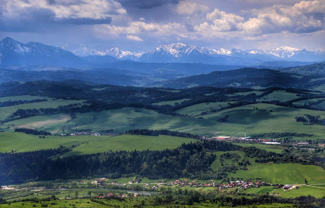 Trzy Korony w Pieninach, widok na zaśnieżone Tatry, pochmurny dzień