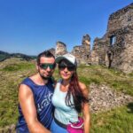 Para turystów na tle ruin zamku Brníčko na Północnych Morawach w Czechach, w letni, słoneczny dzień