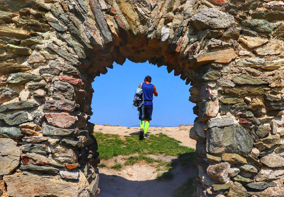 Turysta zwiedzający ruiny zamku Brníčko w Czechach