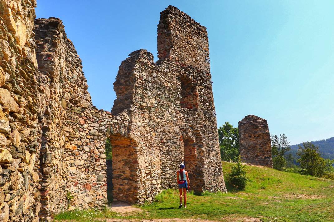 Turysta zwiedzająca ruiny zamku Brníčko w Czechach