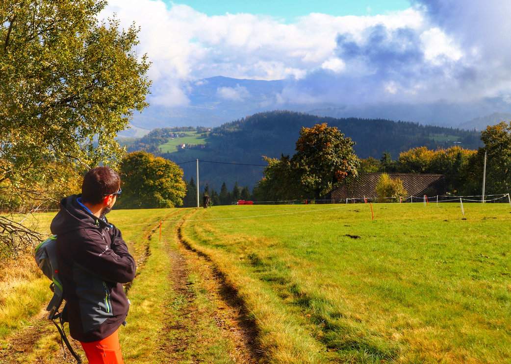 Turysta na szczycie Cieślar w Beskidzie Śląskim, jesień