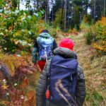 Dziecko z tatą na leśnym podejściu w Ustroniu, w otoczeniu jesiennych barw
