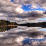 Jesienny spacer nad zbiornikiem Zielona w Kaletach na Śląsku - chmury odbijające się w tafli wody i złociste barwy jesieni