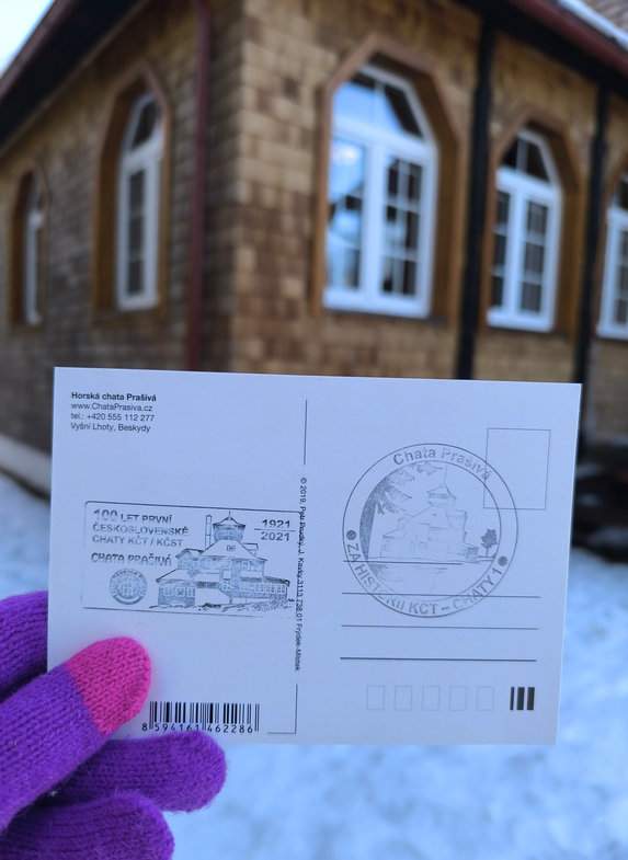 Chata Prašivá - pieczątka, w tle budynek schroniska