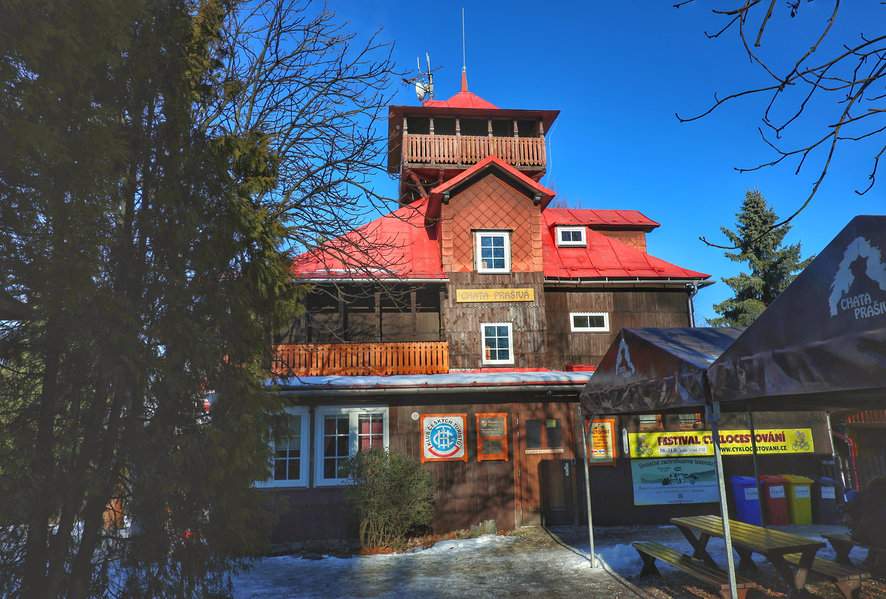 Chata Prašivá w Beskidzie Morawsko-Śląskim - niebieskie niebo