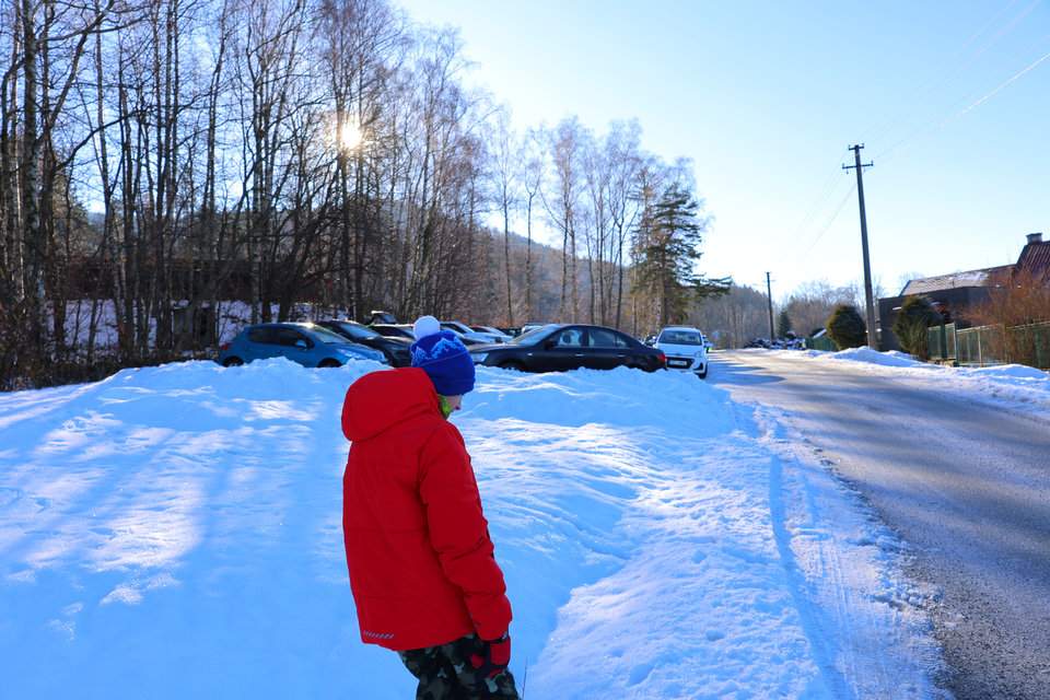 Dobratice w Czechach - parking, czerwony szlak, dziecko w czerwonej kurtce, zimowe popołudnie