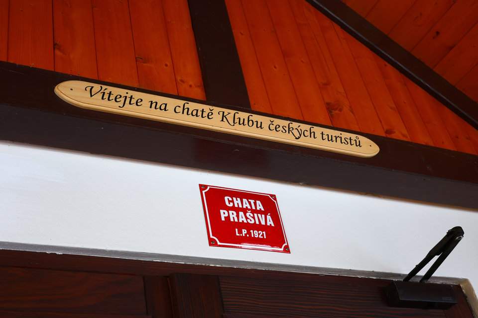 Chata Prašivá w Beskidzie Morawsko-Śląskim - czerwona tabliczka