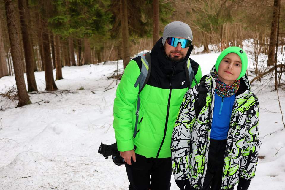 Turysta z dzieckiem na słowackim szlaku - zimowy las