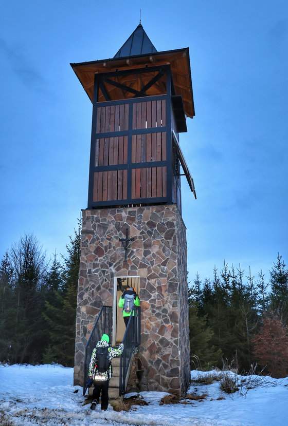 Turysta z dzieckiem - wieża widokowa na Gładkim Wierch (Rozhľadňa na Hladkom vrchu) - Słowacja