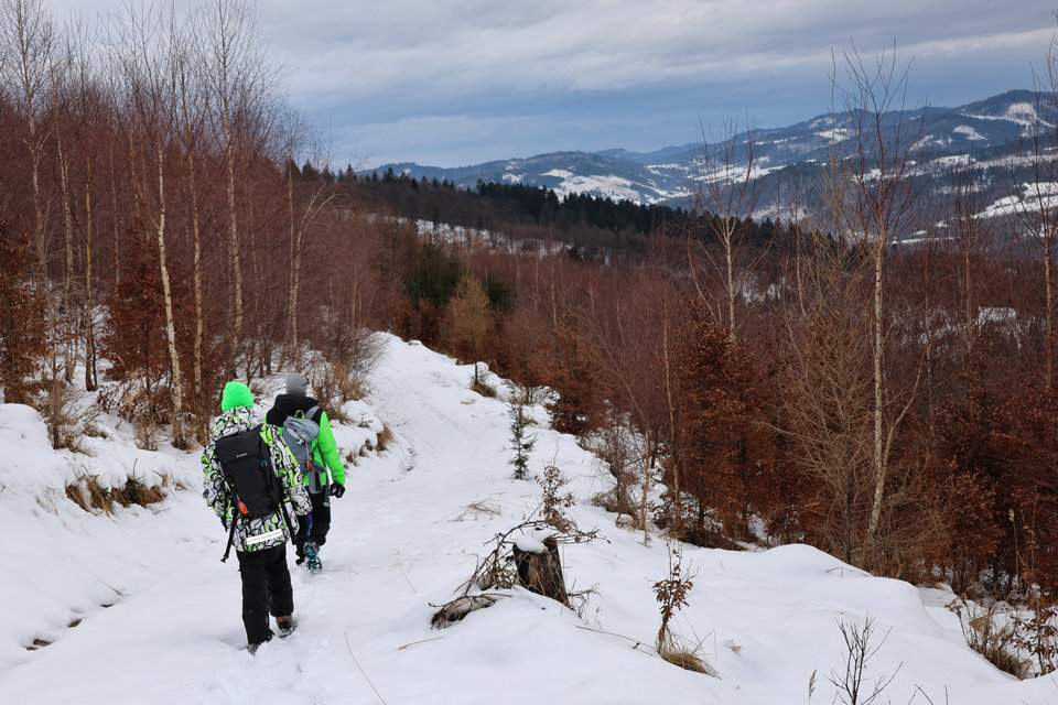 Turysta z dzieckiem w drodze do schronu turystycznego - Słowacja, zimowy krajobraz