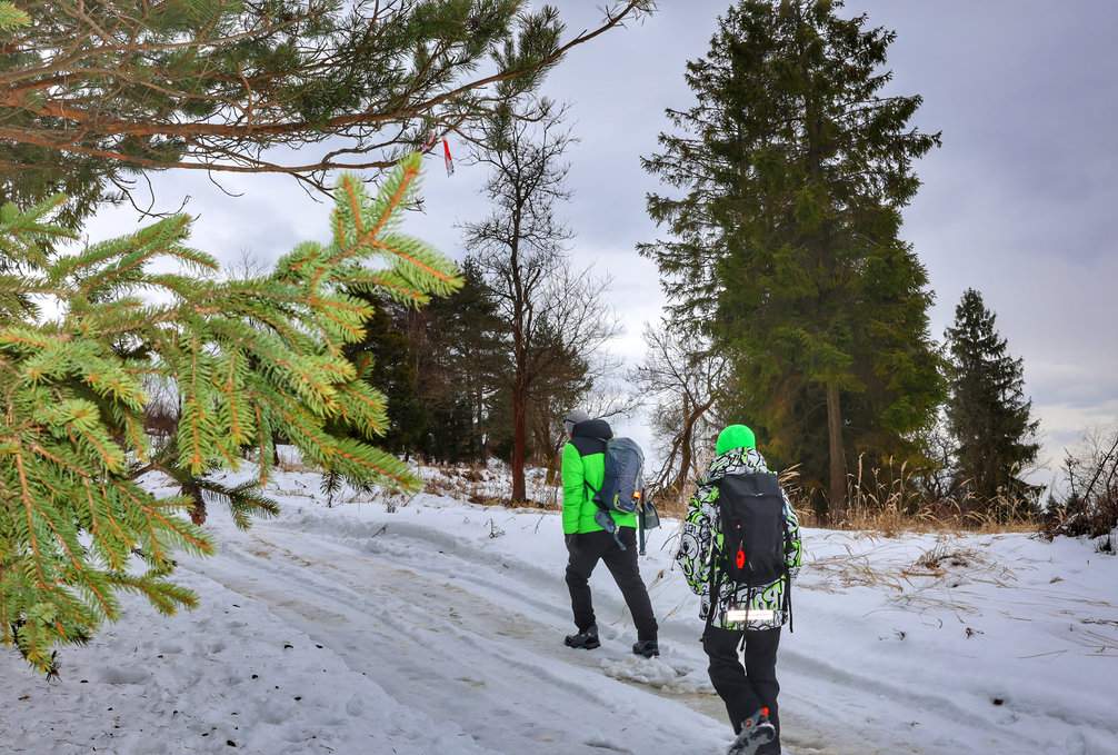 Dziecko z tatą na słowackim szlaku w drodze na Gładki Wierch (Hladký vrch) - zimowa sceneria